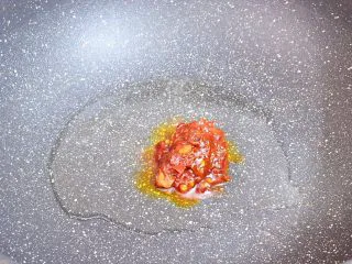 香辣啤酒鹌鹑蛋,锅中倒入适量的食用油烧热,放入豆瓣酱