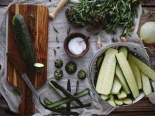 西西里风味奶酪焗西葫芦,中等大小的洋葱 和新鲜罗勒叶 切碎。大蒜 剥掉外皮后剁碎，备用。