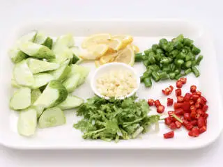 泰式风味酸辣虾,黄瓜切滚刀块，大蒜切碎，柠檬切片，小米辣和线椒切圈，香菜切段。