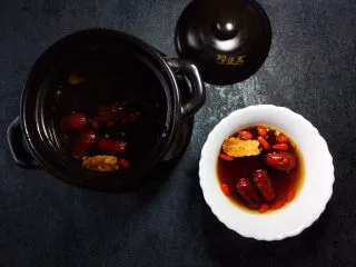 养生之姜汁红糖水,再来一张熬制的红糖水,味道浓郁