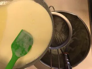 水果之王《榴莲雪糕》【冷饮甜点】,蛋液过筛,让液体更加细腻。