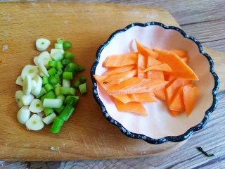 西兰花炒虾仁,切葱花蒜片，胡萝卜片