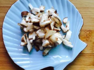 温州风味美食～炒芥菜饭,香菇洗干净切丁备用