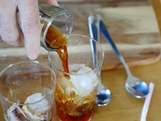 英式水果鸡尾酒Pimm's,5.倒入玻璃杯中。