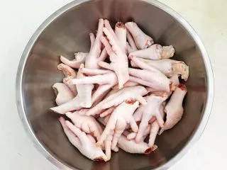 私房菜 密制酸辣鸡爪,逐一切好的鸡爪