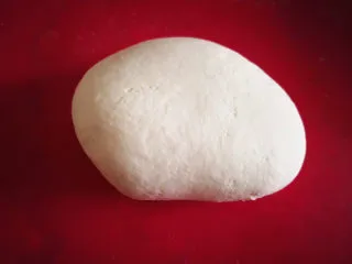 韭菜鸡蛋盒子,面粉加入适量温水和面，注意温水要一点点加入，不要一次全加，揉成稍微硬一点的面团，盖上盖子醒发30分钟， 