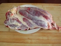 自制香辣卤牛肉,处理牛肉：牛肉切成大块（我这块牛腱子差不多2斤半，我切成了6块），时间允许的话尽量用冷水将切好的牛肉泡半个小时出一下血水，这步忘记拍图了。