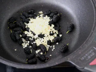 桑葚柠檬冻撞奶,加入黄冰糖。