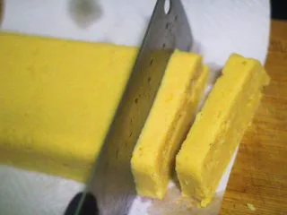 老北京小吃之“豌豆黄”,脱模的时候直接倒扣在案板上,一整块就下来了,再用刀沾水切成自己喜欢的形状。