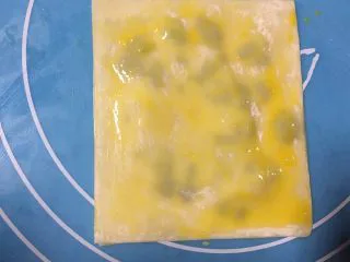 #做年货手工小吃#芝麻葱香排叉 ,皮上面涂抹上薄薄的蛋液