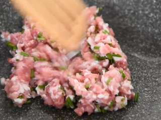 福清番薯丸这么经典的小吃你会做吗?,油锅倒入腌制好的肉末翻炒