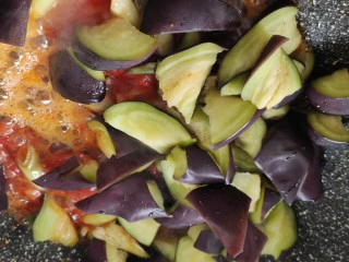 西红柿烧茄子,将茄子捞出挤干水后放入锅中