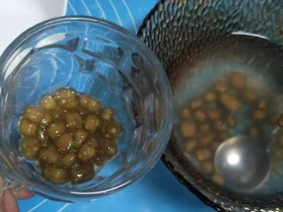 红糖珍珠奶茶,珍珠取出装杯