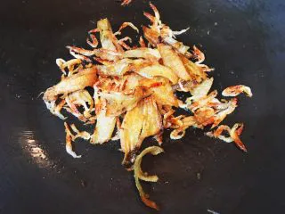 台灣傳統小吃 - 白菜滷,持續翻炒至蝦的香氣也漸漸出現