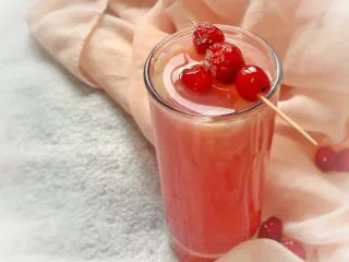 粉红夏日饮品,放在杯上