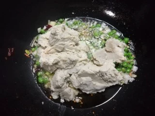 北京传统经典小吃-老北京麻豆腐,放入麻豆腐，快速炒一下，以免糊锅。