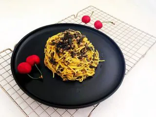 风味炒面 芽菜肉末炒玉米面,这道芽菜肉末炒玉米面芽菜清脆，肉末鲜香，面条筋道，层次感很强，口感独特，非常好吃~