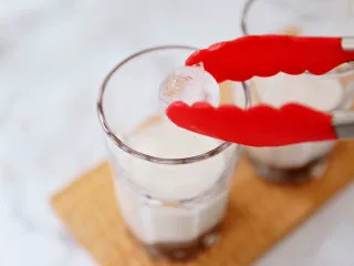 奥利奥海盐奶盖咖啡,加入冰块