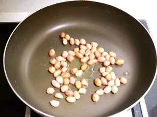 风味独特的 杂蔬炒珍珠丸子,锅内加入大豆色拉油烧热后加入花生米