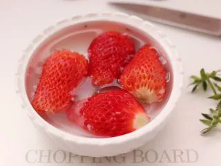 番茄草莓蜂蜜汁,碗里加入适量的清水，把去蒂的草莓放入。