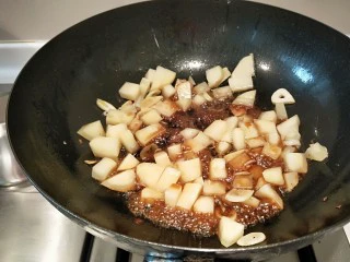 河北宣化特色小吃\卤菜\蒸莜面,加入适量酱油,炒均匀。