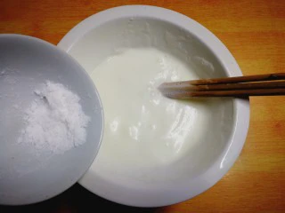 健康电饭锅蛋糕,再放入剩下的一半细砂糖