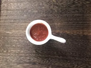 街头风味东北烤冷面,辣酱一勺