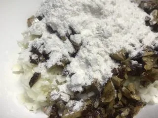 老北京清真小吃-糖卷果,山药切碎后会有粘液,没关系,直接和山药一起放到干净无水无油的盆里。