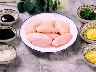 蜜汁鸡翅的家常做法,香嫩口感,抵不住的美味诱惑,·食材· 鸡翅 150g、酱油 30g、蚝油 20g 冰 糖40g、清水 150g 葱 20g、姜 20g、蒜 20g