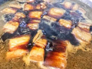 老上海风味的红烧肉,倒入没过肉的沸水,煮一会 撇去浮沫后盖盖,小火慢慢炖 1个小时左右