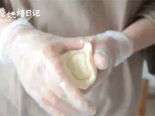 风靡街头的板栗饼不敢吃?那就自制吧,美味又好吃,取一个水油皮面团,放在手心压扁。取一个酥皮面团,放在中间轻压,用虎口的力量包起。