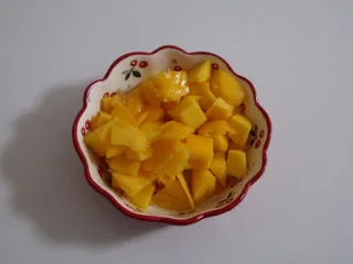 秒杀甜品店的，简单做法的杨枝甘露！,将2个芒果🥭去皮切块 
