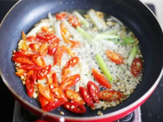 拿肉都不换的素炒香菇,锅中放油,烧热后倒入大蒜、葱白、红椒爆香