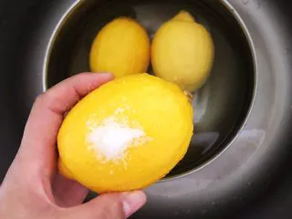 蜜渍柠檬皇菊茶,取5克精盐，把每个柠檬外皮认真揉搓一遍