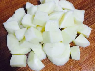 异域风情菜—咖喱土豆牛肉煲,土豆去皮切小块