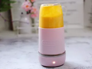 芒果苹果奶昔,把果汁杯倒放在桌面上，按启动键，打成奶昔即可。