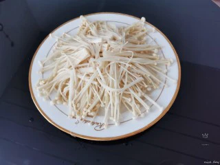 粉丝蒸金针菇,再铺上一层金针菇
