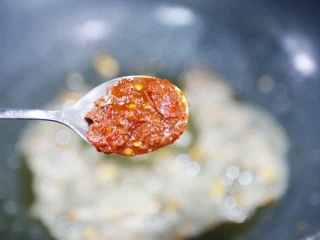 无敌下饭的芹菜炒香干,加一勺豆瓣酱炒出红油。