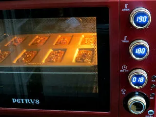 醇厚风味的咖啡百利甜费南雪,入烤箱上管190，下管180℃，烘焙约18分钟(根据自家烤箱习性调整温度和时间)