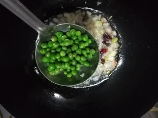 北京传统经典小吃-老北京麻豆腐,放入煮好的青豆，煸炒一下。