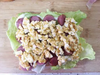 （创意菜）老干妈风味咸鸭蛋酒肠三明治,铺上咸鸭蛋碎