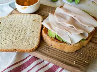 土耳其风味牛油果帕尼尼,把另一片面包加上，喷上椰子油喷雾