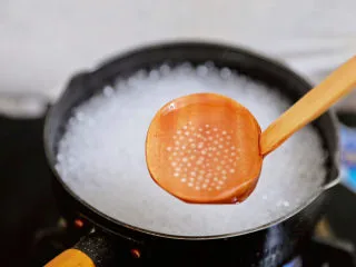 可以吸着喝的杨枝甘露,煮到西米剩下一点点的白芯时关火