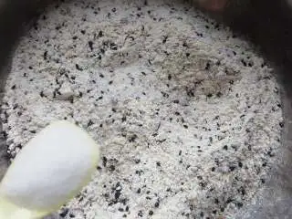 粗粮燕麦饼干,4.加入三克食用盐用刮刀拌匀。