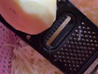 土豆肉末酿豆角,把土豆去皮,刷丝