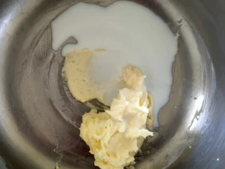 在家也可以制作奶茶,分两次加入牛奶，低速打均匀即可，每加一次牛奶都要打均匀后再加下一次