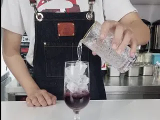 夏日水果气泡饮，长得漂亮还喝不胖,沿冰块倒入气泡水（满杯即可）