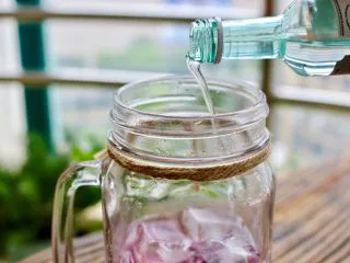 蓝莓Mojito鸡尾酒,倒入朗姆酒