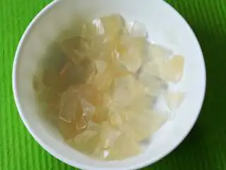 家乡小吃——狗毛膏鸽春丸,用小刀切成小块