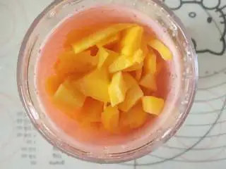 芒果百香果雪梨汁,4、将雪梨，芒果，冰水放入长帝便携式果汁机中。 